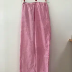 Helt nya rosa byxor från ØST LONDON i trendigt gingham mönster. Sitter oversized på mig som är S/M. Frakt köps separat 🌷