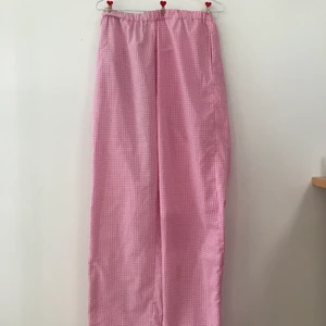 ØST LONDON Rosa gingham byxor - Helt nya rosa byxor från ØST LONDON i trendigt gingham mönster. Sitter oversized på mig som är S/M. Frakt köps separat 🌷