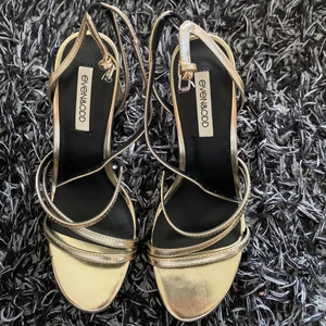 Oanvända guld klackskor ! Stl 39  - Köpte skorna förra året men jag fick aldrig nån tillfälle att använda klackskorna. Jag tror att klacken är 7-8 cm och jag har lådan till skorna kvar!  Originalpris: 400kr 