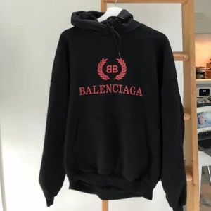 	BALENCIAGA printed cotton sweatshirt - Köpt för 2 år sedan från mytheresa! Orderbekräftelse från köpet kan uppvisas. Mycket bra skick. Oversize. Storlek S.