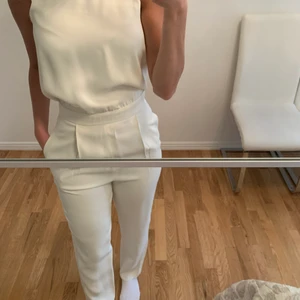 Massimo dutti byxdress - Vit byxdress med öppenrygg köpt från Massimo dutti för cirka 2000 kr. I väldigt bra skick! Super snygg till sommaren! 