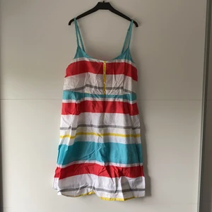 Somrig klänning - Somrig klänning i fina färger. Lite tunnare/svalare tyg med stretch i ryggen och dragkedja på sidan. Kan mötas upp i Göteborg/Nyköping alternativt skicka om kund står för frakt 🌼