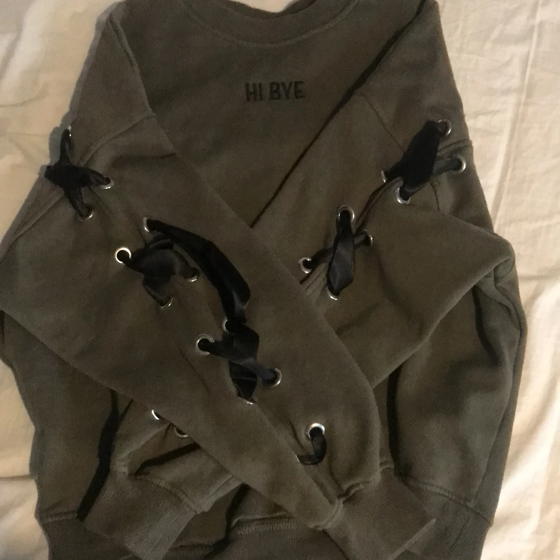 Grön sweatshirt med tryck (HI BYE)  - 90