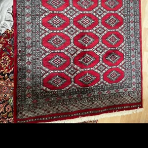 Mattor  -  Stor matta. Längd 251 bred160. Melan matta längd 2meter. Bred 138. Melan liten matta längd 151. Bred 138. Och liten.  Matta Längd 99 bred 61 och dom är han  handknuten och det totalt 5 mattor men jag kunde inte lägga ut man kunde bara lägga ut 3 bilder