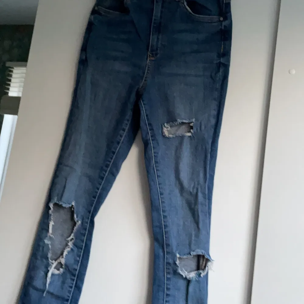 skinny ripped jeans från gina tricot i storlek 36. bara använt 1 gång på grund av att dom inte passar mig. väldigt fint skick.. Jeans & Byxor.