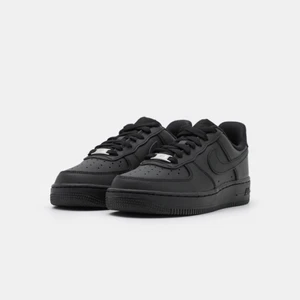 Nike Air Force 1 - Svarta af1 i jättebra skick, köpta i april så i hyfsat nytt skick, kan tänka mig gå ner lite grann vid smidig affär. Storlek 38,5. Skriv privat för fler bilder💕