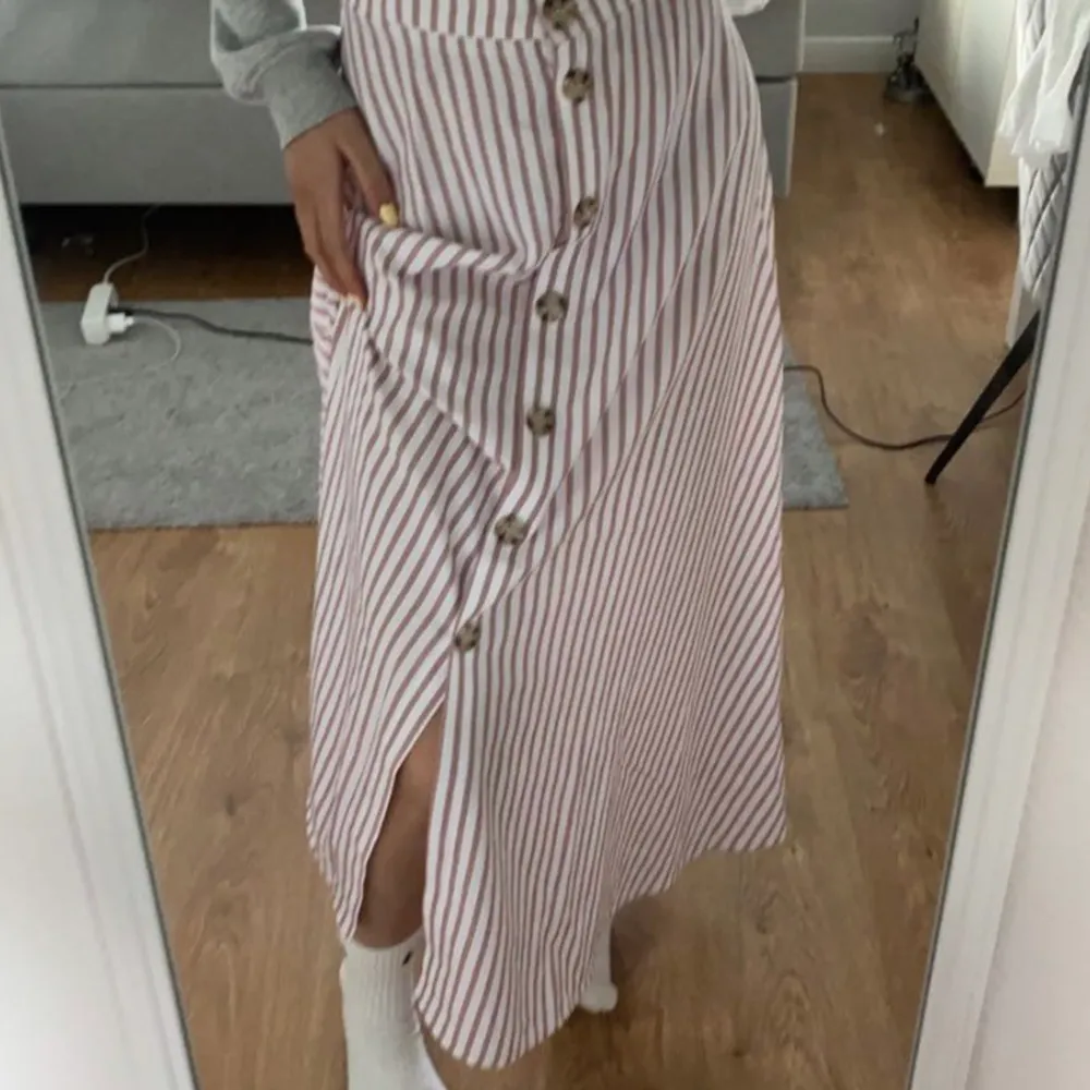 SKICKA FÖR FLER BILDER! Säljer denna jättefina kjolen då den tyvärr inte kommer till användning, perfekt till sommaren! 💗 endast använd 2 gånger så den är som ny!. Kjolar.