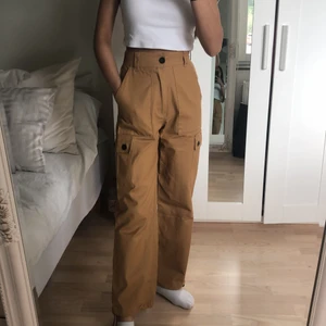 Cargopants 🤍 - Extremt snygga cargobyxor med fickor & dragsnöre vid benen om man vill dra in, använd 1 gång så i jättefint skick! Ser exakt likadan ut som de svarta. Frakt kostar 80kr 🤍