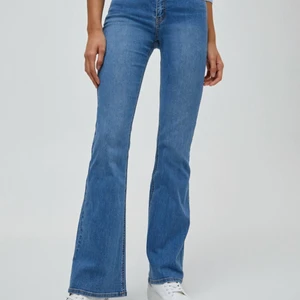 Utsvängda jeans pull and bear - Jeans från pull and bear, klippta nedtill för att passa mig som är 161 lång. 
