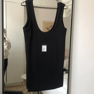 Cheap monday lilla svarta 🥂 - Super snygg svart top/ klänning!! Ur snygg i urigning. Tyvärr aldrig blivit använd och behöver plats i garderoben.  Nypris 250 sek. 