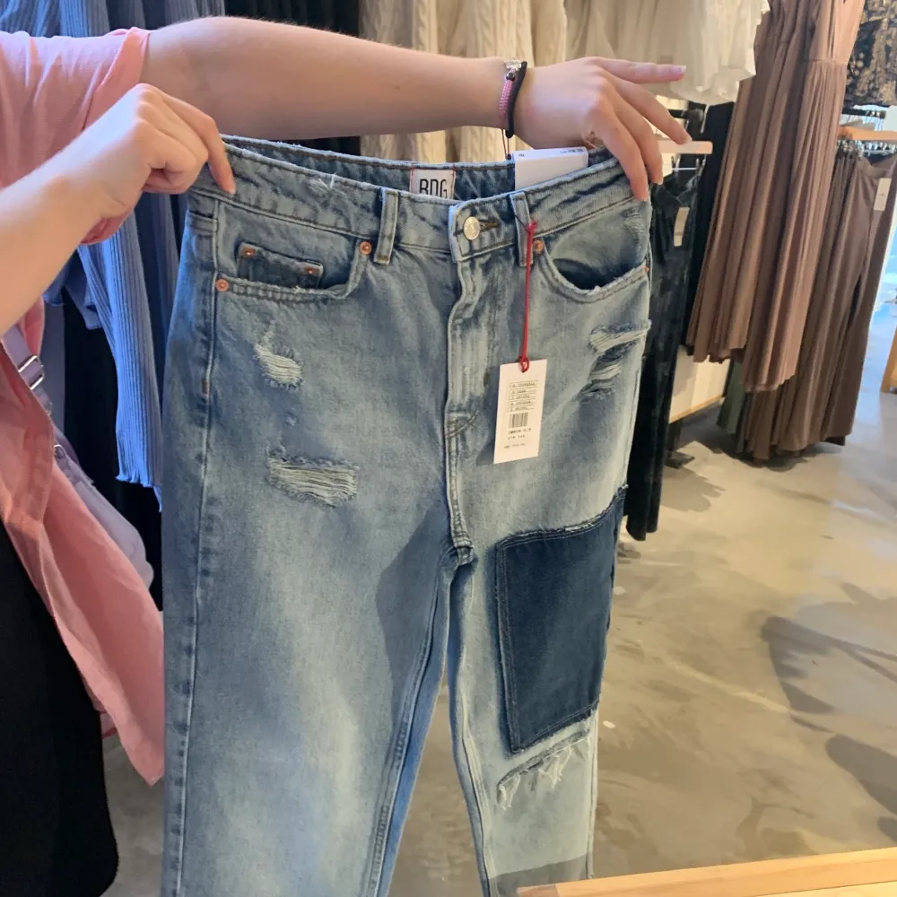 Helt oanvända jeans från Urban outfitters. Säljer för de tyvärr är för små. De är i storlek 27/30. Frakt ingår ej<3. Jeans & Byxor.