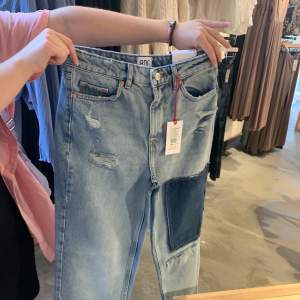 Helt oanvända jeans från Urban outfitters. Säljer för de tyvärr är för små. De är i storlek 27/30. Frakt ingår ej<3