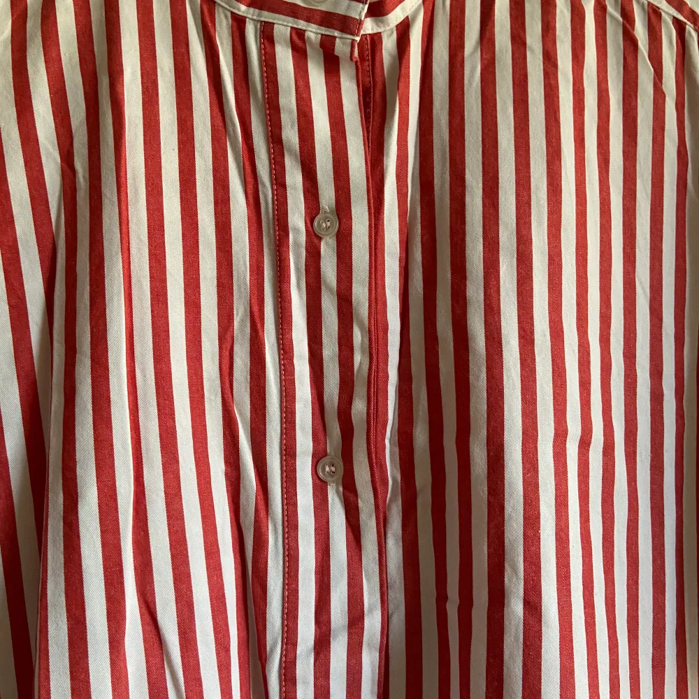 Rödrandig skjortklänning från Tiger of Sweden. Är oversize för de som vanligtvis har storlek S, men passade även snyggt på mig som är en storlek M. Klänningar.