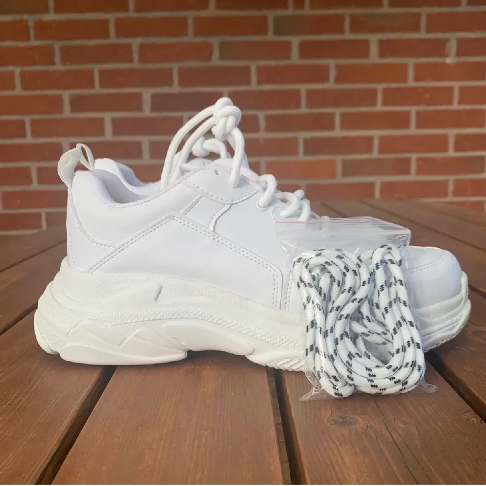 Ascoola chunky sneakers frĂ„n Nelly, endast testade!!đ Var lite för stora pĂ„ mig sĂ„ provar att sĂ€lja dem hĂ€rđž Frakt 66krđ Inte mina bilder men bara att skriva om ni vill ha fler bilder eller har frĂ„gor!đ. KengĂ€t.