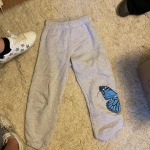 Grå mjukisbyxor SUBDUED - Grå mjukisar från Subdued. Köparen står för frakt. Hör av er för frågor eller fler bilder.