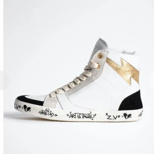 Zadig Voltaire high top sneakers - Säljer mina ursnygga Zadig & Voltaire sneakers! De är för små för mig och därför får jag ingen användning för dem. Skriv privat för fler bilder eller frågor. Dem ser ut som nya då jag använt dem väldigt få gånger. Jag har normalt storlek 38 så de är normala i storleken. De är slutsålda på deras hemsida och jag köpte dem för nypris cirka 3500kr. Skolåda, kvitto och bag medföljer💕💕