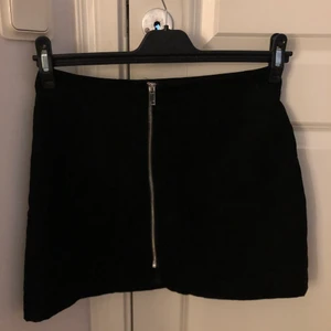 Kjol i mocka från DIVIDED (H&M) - Kjol i mocka från DIVIDED (H&M). Stl: 38