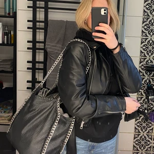 Väska  - Säljer denna fina väska. Kan få fler bilder. Köpt från scorett. Org pris ca. 500kr