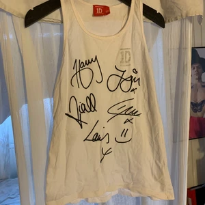 One direction linne  - linne i fint skick! Storlek 146/152 men sitter som en XS/S. Autograferna är tryckta! Fråga om du undrar något 💘💘