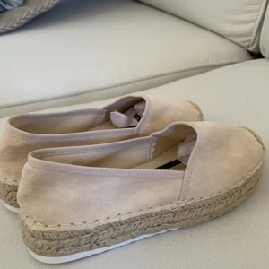 Beiga espadrillos - Aldrig använda, i mocha imitation. 
