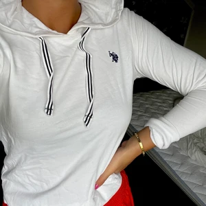 En fin hoodie 🤍 - En fin hoodie med marinblåa detaljer 💙🤍