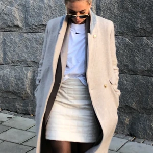 Skin kjol  - Vit skinnkjol med ”rutor”, använd 2ggr och i fint skick! 