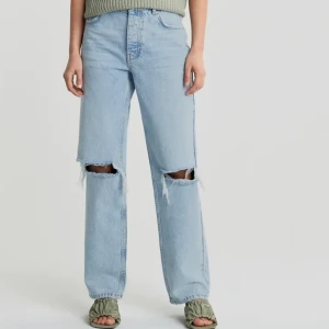 Gina jeans korta modellen - Säljer dessa Gina jeans som är populära den korta modellen i strl 34 men passar även 36. Använda ca 40 minuter då dom blivit förstora tyvärr! Bilder kan fås vid intresse