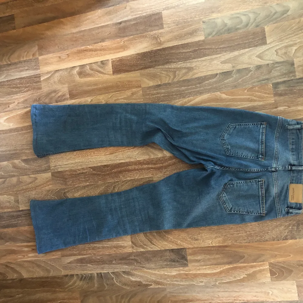 Gina tricot jeans bootcout storlek s, knappt använda!. Jeans & Byxor.