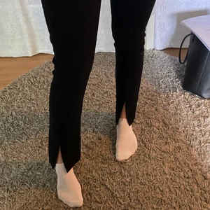 Kostymbyxor med slits  - Snygga kostymbyxor med slits och pressveck! Endast använda 1 gång, så i väldigt bra skick. Storlek M men passar även S🥰köparen står för frakten som tillkommer!
