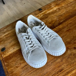 Sneakers  - Sneakers från märket ICHI strl 37 men känns som 38