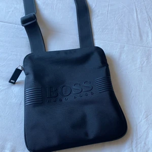 Hugoboss väska   - Hugoboss väska från nk Stockholm 1100kr ord pris säljer den för 900kr då jag blev missnöjd bra skick pris kan diskuteras 
