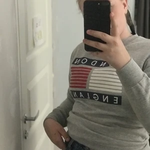 Tröja  - (Falsk kopia av tommy hilfiger) köpt i ömsom 2019! Sällan alnvänt !  Fin kvalite men lite liten för mig ! Storlek: S 