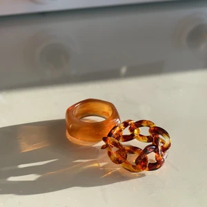 Bruna ringar🤎🤍 - Bruna snygga ringar i plast🤎🤍ringen till höger på alla bilder är flexibel🤎🤍kan säljas var för sig, 15kr/st