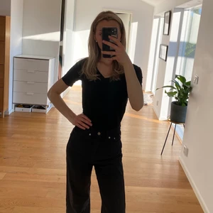 Svart v-ringad t-shirt  - Svart, kortärmad t-shirt med v-ringning. Storlek S (säljer en likadan i storlek XS också). Frakt tillkommer✨