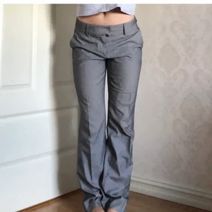 Lågmidjade kostymbyxor - Säljer dessa kostymbyxor som är köpta från plick men var för stora❤️ 