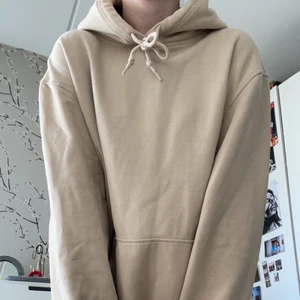 Beige hoodie - Säljer en beige hoodie. Köpte den på hm’s herravdelning! Har inte plats i garderoben längre😭 frakt tillkommer