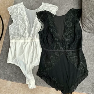 Spetsbodys - Två snarlika bodys i vit och svart spets🤍 storlek S på båda. 30kr/st eller 50kr för båda, frakt tillkommer