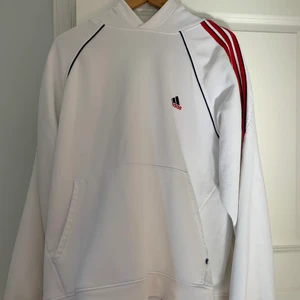Adidas hoodie - Asnajs vit stor adidas hooodie frakt tillkommer💞