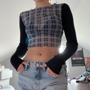 90-tals inspirerad topp ZARA - Cool långärmad topp från Zara som är från en 90-tals inspirerad kollektion. Den är i mesh men ärmarna är i ett stickat material. Köpare står för frakt.
