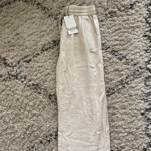 Linnebyxor xs - Säljer mina oanvända superfina linnebyxor från Saint Tropez. Buda!!💕 (Frakt tillkommer!) Eller köp direkt för 400kr+frakt💕