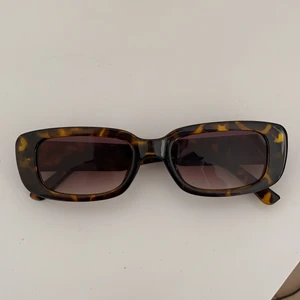 Solglasögon  - Säljer dessa solglasögon! Använda ett fåtal gånger! Buda vid flera intresserade 