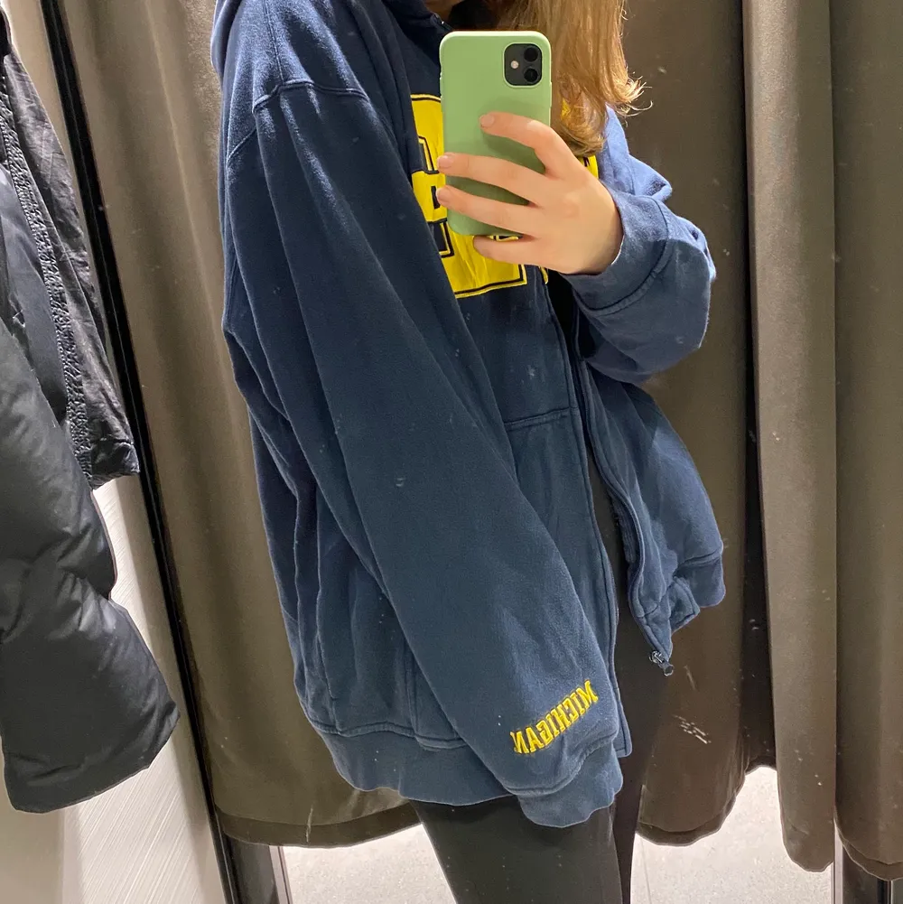 Zip-up hoddie från Beyond retro. Inte använd mycket och är i bra skick. Frakt kommer tillkomma på 66kr. . Tröjor & Koftor.