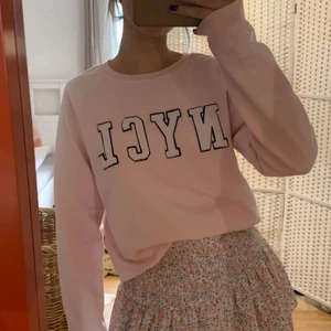 Sweatshirt från gina tricot - Rosa sweatshirt från gina tricot i st L, men väldigt liten o storleken.💓