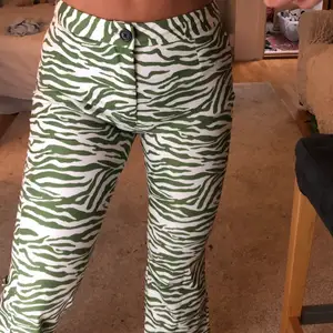 Zebra mönstrade byxor i grönt från Shein. Säljes pga de aldrig kommer användas av mig. Storlek M men skulle säga att dom är mer XS/S. Aldrig använda ❤️
