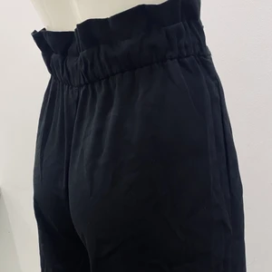 Byxor från Zara - Bekväma svarta byxor från zara i storlek 34🤍