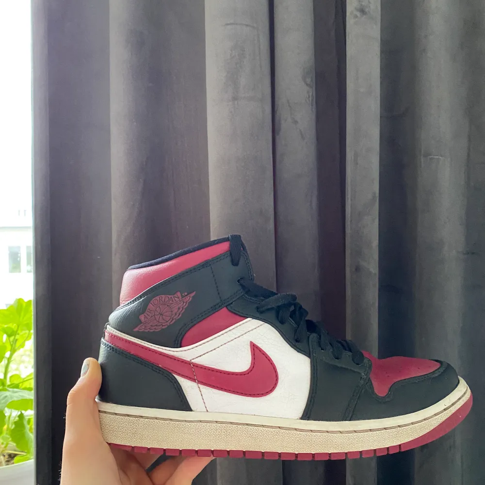 Jättecoola ”Nike air Jordan 1 mid noble red” i storlek 41. De är ganska välanvända så därav priset. Om det är många som är intresserade startar jag en budgivning från 800kr. Köpt för 1900kr. Köparen står för frakt. Ledande bud 1100+frakt. Skor.