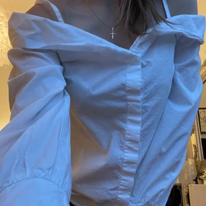 Skjorta - Säljer denna snygga offshoulder skjortan, använd inte längre så känner den kan få en ny ägare istället!❤️skriv vid frågor:)