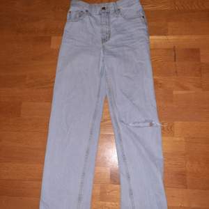 Ett par blå jeans i strl 34 använda ett par gånger och säljer vi d endast ett bra bud. Buda från 200kr 