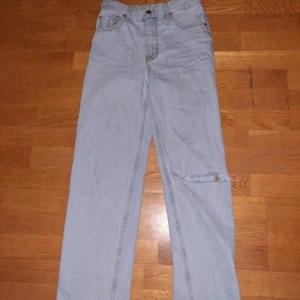 Zara jeans strl 34 - Ett par blå jeans i strl 34 använda ett par gånger och säljer vi d endast ett bra bud. Buda från 200kr 