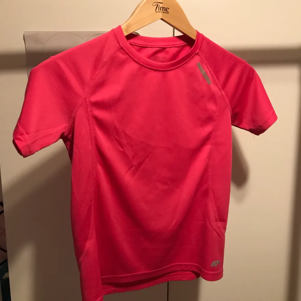 Rosa tränings t-shirt. Säljer då den är för liten.. T-shirts.